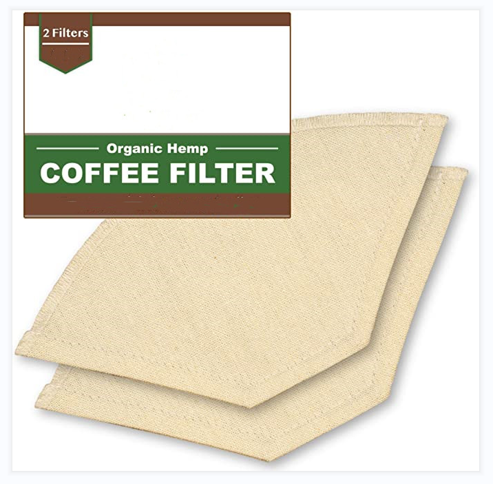 Los filtros de café de tela de cáñamo orgánico se vierten sobre filtros de café de cono reutilizables para cafeteras de goteo